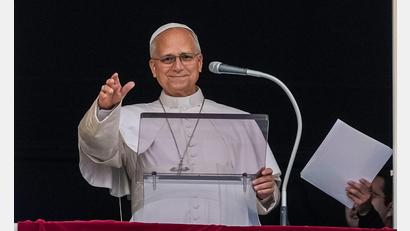 Bild: Alessandra Tarantino/AP/dpa
Der Papst ist nach seiner Krebs-OP zurück im Vatikan und sprach das sonntägliche Angelus-Gebet.