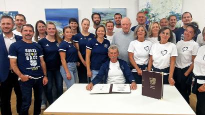 Bild: Reinhard Kreuzer
Bürgermeister Ernst Lenk (Zweiter von links) würdigte beim Ehrenabend im Bürgersaal die vier Meistermannschaften der Tennisabteilung der SpVgg Schirmitz und überreichte Abteilungsleiter Ferdinand Grieger (sitzend) eine Anerkennung der Gemeinde in Höhe von 1000 Euro.