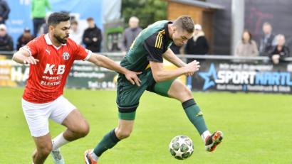 Bild: Hubert Ziegler
Maximilian Hiltl (rechts) von der DJK Ammerthal kann in dieser Szene gegen Ashour Abraham (links) vom ASV Cham klären.
DJK Ammerthal - ASV Cham 0:2