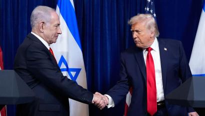 Bild: Alex Brandon/AP/dpa
US-Präsident Donald Trump (r.) spricht eine Wahlempfehlung für den israelischen Ministerpräsidenten Benjamin Netanjahu (l.) aus. (Archivbild)