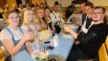 Bild: Robert Dotzauer
Ein Prosit der Gemütlichkeit: Passend zum Motto stießen die Besucherinnen und Besucher am Freitagabend beim Oktoberfest mit Bier an.