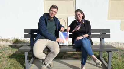 Bild: Simon Hauck, Stadt Amberg 
Vorstellung des neuen Trauerbankerls im Katharinenfriedhof mit Standes- und Friedhofsamtsleiter Bernd Müller und der zertifizierten Trauerbegleiterin Sabine Walter.