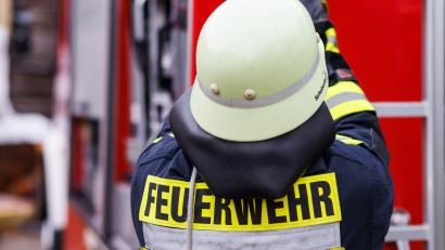 Symbolbild: Philipp von Ditfurth/dpa
Ein Feuerwehrmann verletzte sich bei den Löscharbeiten leicht.