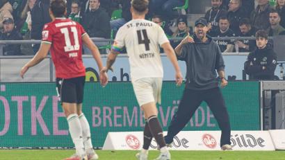 Bild: Michael Matthey/dpa
Hannovers neuer Trainer Sandro Wagner beim 1:1 gegen den FC St. Pauli.