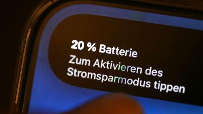 Bild: Bernd Weißbrod/dpa
Der Stromsparmodus soll helfen, dass das Smartphone noch etwas länger durchhält.