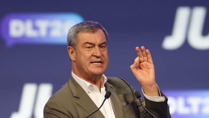 Bild: Christoph Reichwein/dpa
Was in Berlin passiert, wird aus Sicht von Söder viel zu harmlos dargestellt.