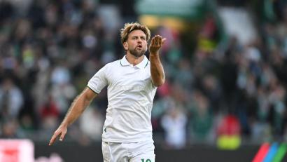 Bild: Carmen Jaspersen/dpa
Küsschen für die Fans: Werder Bremens Torjäger Niclas Füllkrug nach seinem ersten von zwei Toren beim 2:2 gegen Paderborn.