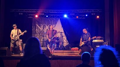 Bild: Sarah Piekacz
Energiereicher, lauter Punk-Rock: Die Band "Noopinion" riss mit ihrer Musik nicht nur das Publikum mit, sondern bei ihrem wilden Auftritt auch das eigene Banner ab.