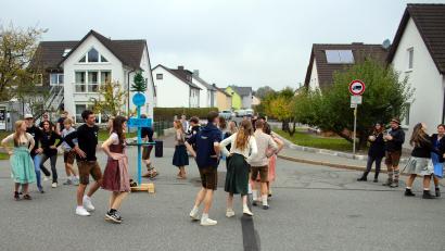 Bild: Rudi Walberer
Traditionell tanzen die Kirwaleit durch das Dorf – bei der Etzenrichter Kirwa führten sie ihren Tanz im Ortsteil Radschin auf.