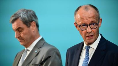 Bild: Sebastian Gollnow/dpa
CSU-Chef Söder (links) dürfte mit dem Ergebnis der neusten Umfrage noch gut leben können. Seine Partei landet bei 37 Prozent. Die Meinung über Kanzler Merz fällt im Freistaat dagegen überaus kritisch aus. (Archivbild)