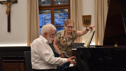 Bild: Ulla Britta Baumer
Jakob Schröder spielte das Klavier souverän und mit Eleganz. Seine Schwiegertochter half beim Umblättern der Noten.