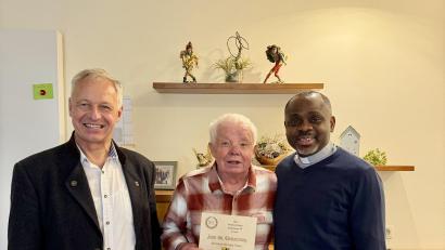 Bild: Stefanie Gradl
Bürgermeister Thorsten Grädler und Pfarrer Christian Ogu gratulierten dem Jubilar Heinrich Reger zum 80. Geburtstag.
