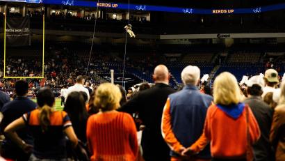 Bild: Joe Nogalski/ZUMA Press Wire/dpa
Vor einem Footballspiel ist es in San Antonio zu einem tödlichen Unfall gekommen.