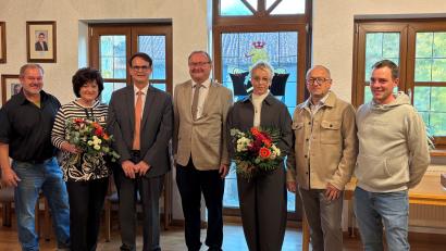 Bild: Siegfried Bock
Stabwechsel im Rathaus: Max Heindl (Dritter von links) übergibt die administrative Führung an Claudia Siegert (Dritte von rechts). Dazu gratulierten Bürgermeister Uwe König (Mitte) sowie seine Stellvertreter Moritz Lobenhofer (rechts) und Reinhard Seidl (links) auch den anwesenden Partnern.