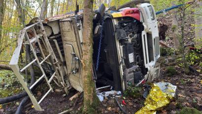Bild: Ferdinand Merzbach/News5/dpa
Ein Lastwagen stürzt einen Hang hinunter - mit fatalen Folgen.