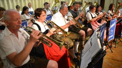 Bild: Josef Rosner
Die Stadtkapelle Mitterteich zeigte am Samstagabend im Josefsheim ihr musikalisches Können beim Böhmischen Abend. Die 18 Musiker unter der Leitung von Oliver Lipfert (links) glänzten mit Musik aus Böhmen.