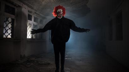 Symbolbild: zef art - stock.adobe.com
Ein Horrorclown würde sich auch gut machen als Live-Erschrecker im Maislabyrinth: Landwirt Florian Haberberger plant zu Halloween so einen Grusel-Irrgarten bei Auerbach und rekrutiert dafür gerade Mitstreiter, die Besucher erschrecken wollen.