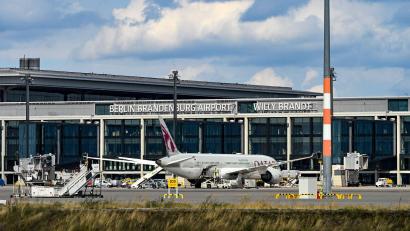 Bild: Jens Kalaene/dpa
Der Flughafen Berlin hat Verbindungen nach Toulouse, Turin und Belfast verloren. (Archivbild)