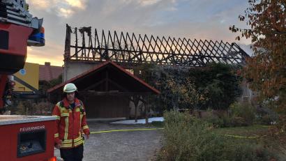 Bild: Kreisbrandinspektion Amberg-Sulzbach
Ein Großbrand in Illschwang zerstörte am Freitag eine Garage und eine benachbarte Scheune. Laut Polizei ist vermutlich ein Kurzschluss am zuvor benutzten Rasenmäher die Ursache des Feuers.