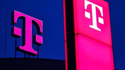 Bild: Oliver Berg/dpa
Das Telekom-Logo an der Bonner Konzernzentrale - dort ist das Handynetz gut, anderswo gibt es noch Lücken. (Archivbild)