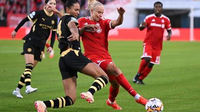 Bild: Sven Hoppe/dpa
Pernille Harder (r) traf gegen Stuttgart doppelt für den FC Bayern (Archivbild)