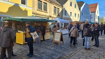 Bild: Elfriede Weiß
Mit 60 Ständen und einem riesigen Angebot an Schmankerln und Kunsthandwerk machte der Markt seinem Namen alle Ehre