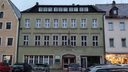 Bild: Monika Ziegeler
An das Hotel Goldener Löwe erinnert nur noch eine kleine Namenstafel über dem alten Infokasten der Stadtverwaltung. Das Gebäude soll nun saniert werden.