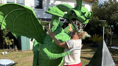 Bild: Wolfgang Fleischer
Zu den neuen Attraktionen im Halloween-Garten der Familie Fleischer in Mitterteich gehört ein großer Drache. Im Zuge der Aufbauarbeiten posierte Uschi Fleischer für das Foto mit schreckverzerrtem Gesicht.