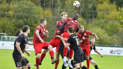Bild: Hubert Ziegler
Höchste Gefahr im Ensdorfer Strafraum nach einer Ecke für den SV Schmidmühlen, dessen zweifacher Torschütze Adrian Robinson (3.v.r.) am höchsten springt.