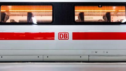 Bild: Michael Matthey/dpa
Der ICE fuhr in Fulda einfach durch. (Symbolbild)