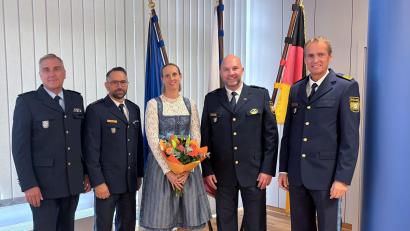 Bild: Polizeipräsidium Oberpfalz, EPHK Michael Graf
Amtswechsel im gemeinsamen Zentrum Petrovice-Schwandorf: Polizeioberrat Markus Leitl (von links), Polizeidirektor Jürgen Dodell, Melanie Rußwurm, Polizeioberrat Andreas Rußwurm und Polizeipräsident Robert Fuchs.