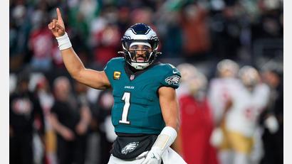 Bild: Chris Szagola/AP/dpa
Jalen Hurts darf vorerst kein Football spielen. (Archivbild)