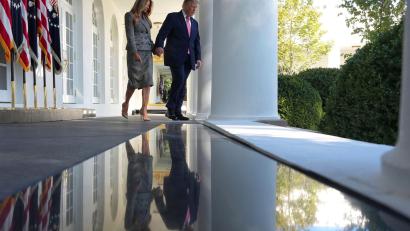 Bild: Alex Brandon/AP/dpa
US-Präsident Donald Trump und Melania Trump im Rosengarten des Weißen Hauses