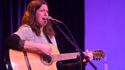 Bild: Corinna Groth
Seit Anfang des Monats geht Claudia Pichler mit ihrem Programm „Kopfnuss und Konterbier“ und ihrer Gitarre auf Tour.