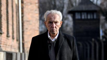 Bild: Britta Pedersen/dpa-Zentralbild/dpa
2020 besuchte Höllenreiner das ehemalige Konzentrationslager Auschwitz-Birkenau (Archiv).