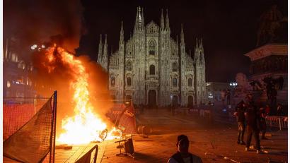 Bild: Stefano Porta/LaPresse/AP/dpa
Vor dem Mailänder Dom brannte am Samstagabend ein Feuer.