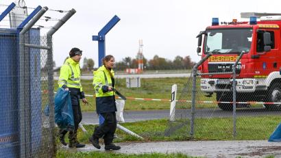 Bild: Heiko Rebsch/dpa
Zwei Männer sollen bei einer Fahrübung die Kontrolle über ihr Auto verloren haben.