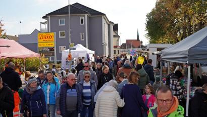 Bild: Jürgen Masching
Viele Besucherinnen und Besucher kamen am Sonntag nach Pressath, um auf dem Michaelimarkt in der Bahnhofstraße zu bummeln.