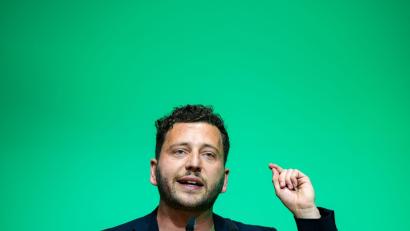 Bild: Christoph Reichwein/dpa
Felix Banaszak warnt davor, AfD und Linke gleichzusetzen. (Archivbild)