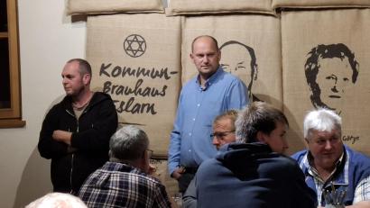 Bild: Karl Ziegler
Bürgermeister Thomas Kleber (stehend von rechts) und Kommunbrauer Felix Weinfurtner informierten die Braugemeinschaft über Aktuelles von der Kommunbrauerei in Eslarn.