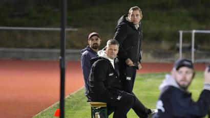 Bild: Hubert Ziegler
Vor wenigen Wochen saß Matthias Rascher (Mitte) beim Spiel des ASV Burglengenfeld beim FC Amberg noch auf der Trainerbank der Gäste. Nun coacht er den ASV Neumarkt.