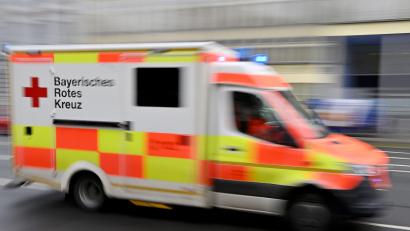 Bild: Peter Kneffel/dpa
Später rief ein Passant den Rettungsdienst, der den Verletzten in ein Krankenhaus brachte. (Symbolbild)