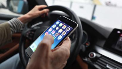 Bild: Karl-Josef Hildenbrand/dpa
Sorgt für Ablenkung beim Fahren und dadurch immer wieder für Unfälle: das Smartphone am Steuer. (Illustration)