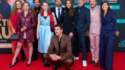 Bild: Sven Hoppe/dpa
Regisseur Dagtekin (m.) und Regisseurin Schömann (r.) feierten mit ihrem Schauspiel-Team bei der Weltpremiere.