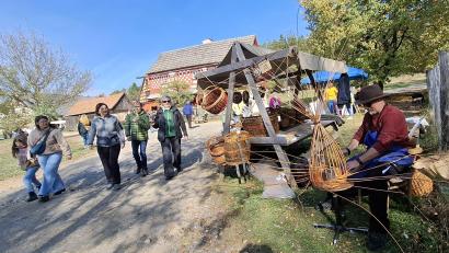 Bild: Gabriela Amann
Gerne schauten die zahlreichen Besucher des Kirchweihmarktes im Freilandmuseum Oberpfalz in Neusath auch den Handwerkern bei ihrer Arbeit zu.