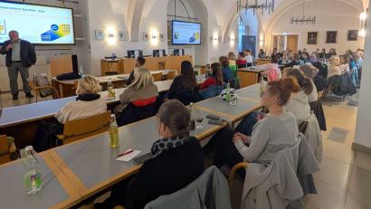 Bild: Anja Vogl
Reges Interesse am 30. Forum Frühe Hilfen: Der König-Ruprecht-Saal im Landratsamt in Amberg war mit einem interessierten Fachpublikum gefüllt.