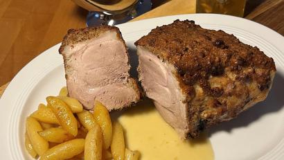 Bild: Michael Schiffer 
Der Schinkenbraten bekommt eine köstliche Kruste mit Zimt. Dazu gibt es Holundersoße und Schupfnudeln.
