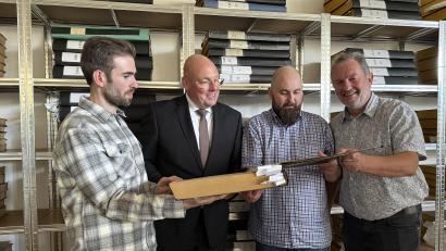 Bild: Stadt Marktredwitz, Anja Peltzer
Tobias Damberger, Leiter des Stadtarchivs, Oberbürgermeister Oliver Weigel, Max Plail, stellvertretender Leiter des Stadtarchivs, und Hauptamtsleiter Stefan Walberer (von links) freuen sich über den Umzug des Stadtarchivs ins Egerland-Kulturhaus.