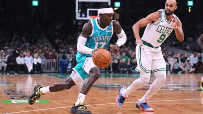Bild: Charles Krupa/AP/dpa
Die Hornets sind Schröders zwölfter NBA-Club. (Archivbild)