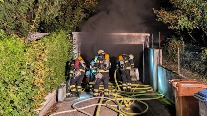 Bild: -/Feuerwehr München/dpa
Bei dem Brand im Stadtteil Moosach wurden etwa zehn Autos beschädigt, die Polizei ermittelt wegen Brandstiftung.